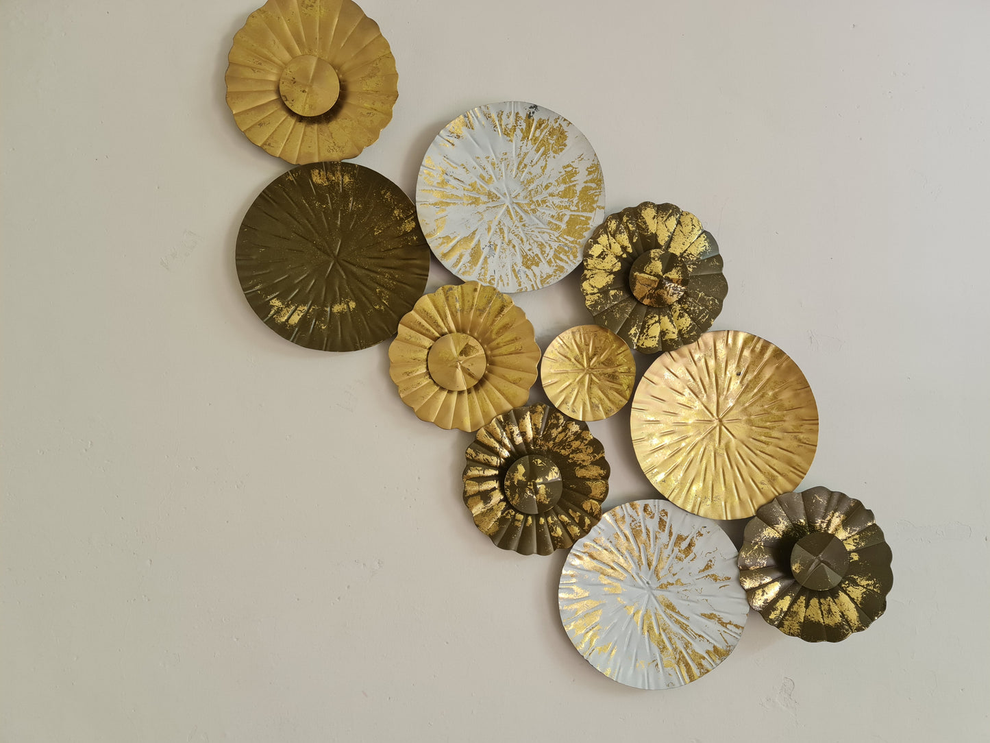 Circular disk metal wall hanging